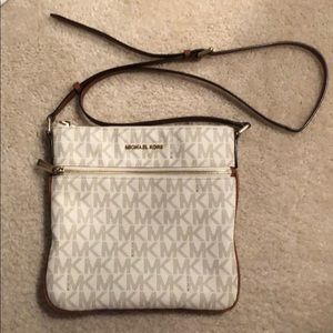 MICHAEL KORS
Logo Crossbody